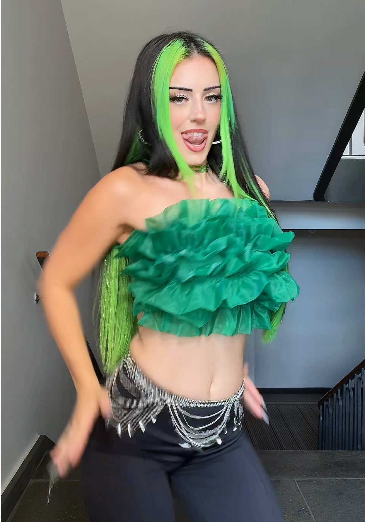 My body is moving without me ?!😟🥳🤭💚