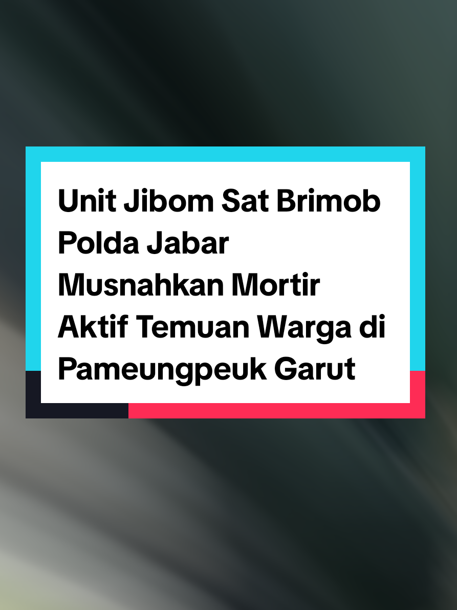 Unit Jibom Sat Brimob Polda Jabar Musnahkan Mortir Aktif Temuan Warga di Pameungpeuk Garut Garut, Kondusif.com – Warga Kampung Leuwinanggung, Desa Paas, Kecamatan Pameungpeuk, Kabupaten Garut digegerkan dengan penemuan sebuah mortir aktif pada Sabtu (6/9/2025). Mortir berukuran sekitar 80 cm dengan diameter 15 cm itu ditemukan saat warga sedang menggali tanah untuk pembangunan pondasi rumah. Kapolsek Pameungpeuk, Iptu Bangbang, menjelaskan bahwa mortir tersebut pertama kali ditemukan oleh pemilik lahan bernama Dedih (52) bersama dua saksi mata, Lili (65) dan Aday (60). Awalnya mereka mengira benda tersebut hanyalah logam biasa, namun setelah diamati lebih dekat, ternyata berbentuk mortir. “Setelah mendapat laporan, anggota Polsek Pameungpeuk langsung mendatangi lokasi dan mengamankan area penemuan agar tidak membahayakan masyarakat,” kata Kapolsek. Mortir tersebut kemudian diamankan dan diserahkan ke Unit Jibom Detasemen Jihandak Sat Brimob Polda Jabar untuk dilakukan disposal. Proses pemusnahan dilaksanakan di Blok Cibujal, Desa Paas, Kecamatan Pameungpeuk, pada Minggu (7/9/2025). Dengan prosedur khusus dan standar keamanan tinggi, tim Jibom berhasil memusnahkan mortir tersebut dengan aman dan lancar. Tidak ada dampak berbahaya yang ditimbulkan bagi warga sekitar selama proses berlangsung. Pihak kepolisian mengimbau masyarakat untuk tetap waspada jika menemukan benda mencurigakan yang menyerupai bahan peledak. “Segera laporkan kepada pihak berwenang dan jangan menyentuh benda tersebut demi keselamatan bersama,” tegas Kapolsek. Penemuan mortir aktif ini sekaligus menjadi pengingat akan pentingnya kewaspadaan warga, mengingat kemungkinan masih adanya sisa-sisa peninggalan perang yang terkubur di tanah.*** #infogarut#lewatberandafyp #fyppppppppppppppppppppppp 