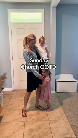Sunday morning outfits of the day! Featuring a lovely slap from the baby 🤪 hope everyone has the best day ❤️ #MomsofTikTok #motherhood #motherdaughter #momootd 