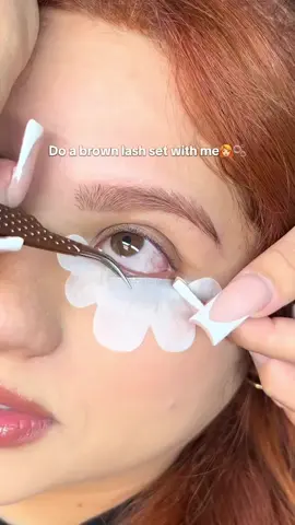 Lash with me short brown cat eye set🐅🫧 Using volume fiber tip🧋boot tweezer & isolation tweezer 👉🏽 The end includes lash mapping😉 . . . .  #colorlashes #colorlashes🦄 #colorlash #brownlashes #volumelash #lash #eyelash #eyelashextensions #ashmapping #lashtech #lashartist #lashtechnician #lashstylist #lashwithme #lashprofessional