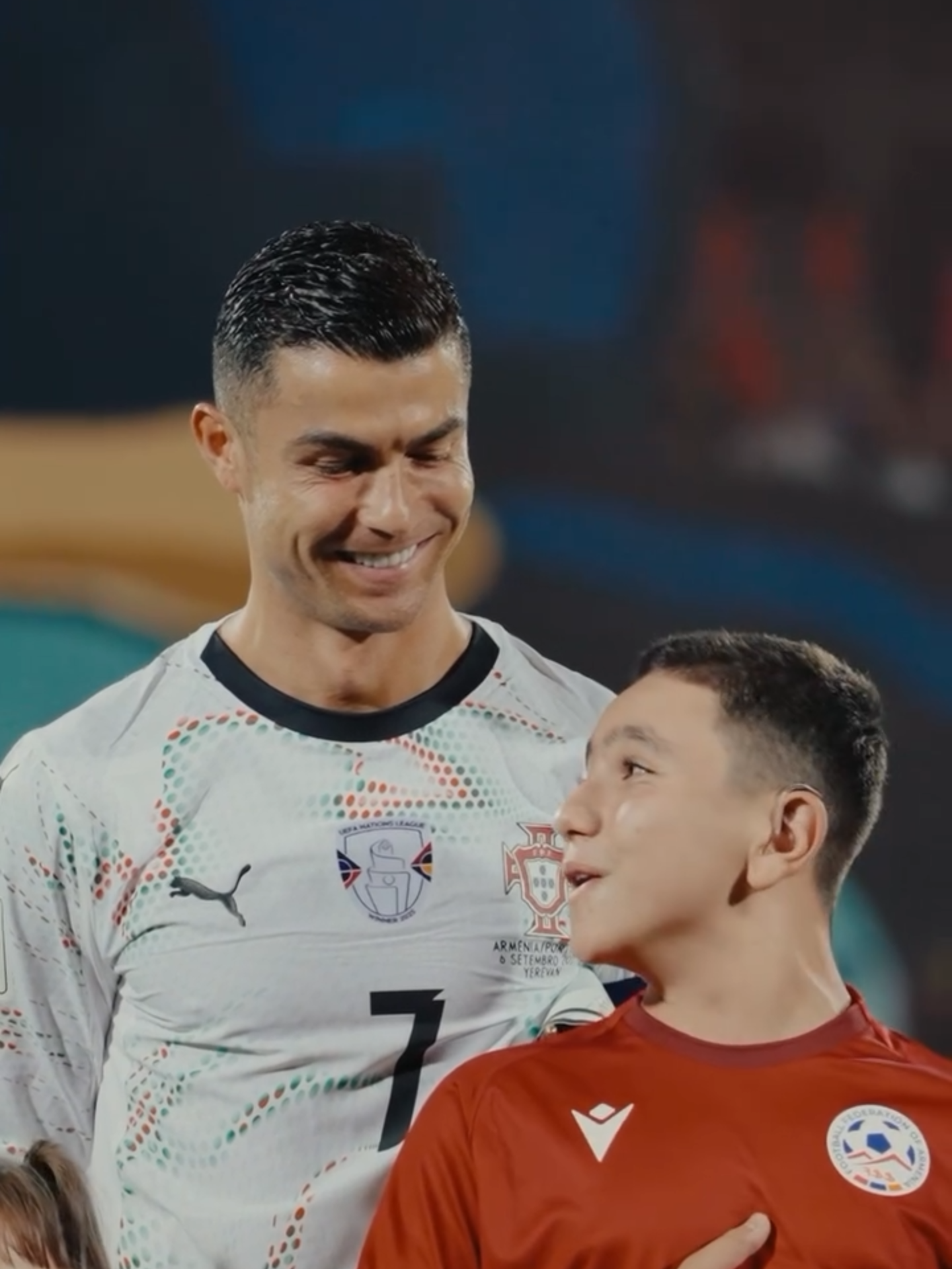 AHHH O FUTEBOL! 🥹🥹 Antes da partida contra a Armênia pelas Eliminatórias da Copa do Mundo, Cristiano Ronaldo fez um novo amigo! 🤝 Já imaginou ter a oportunidade de ficar pertinho assim de um dos maiores da história? 🤩🇵🇹 🎥: Cristiano #redes6