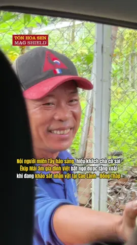 Nói người miền Tây hào sảng, hiếu khách chả có sai, Êkip Mái ấm gia đình Việt bất ngờ được tặng xoài khi đang khảo sát nhân vật tại Cao Lãnh - Đồng Tháp #tonhoasenmagshield #HoaSenGroup #TonHoaSen #HoaSenHome #maiamgiadinhviet_angiang 