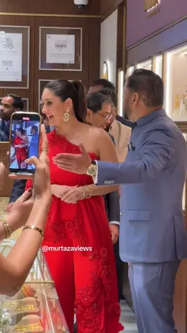 Bollywood star Kareena Kapoor Khan visits Southall, West London, to promote diamonds and jewellery store and to meet fans #kareenakapoorKhan #bollywood #London @mujtabanews5 @Safina Khan @irfan News @Chaudhry Tabraiz Aurah 