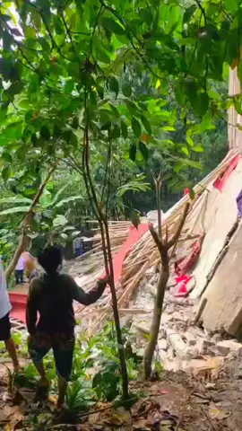 Turut berduka cita 🤲.  Majlis roboh dalam acara Maulid. di ciapus desa suka makmur kec ciomas kab bogor. 