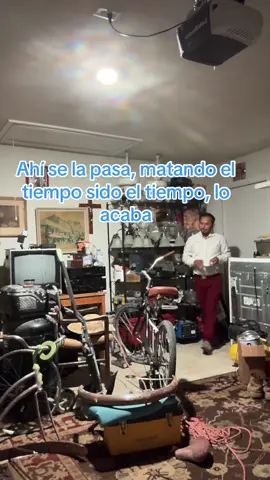 Ahí se la dedica, poniendo zacate de sola sol 😎