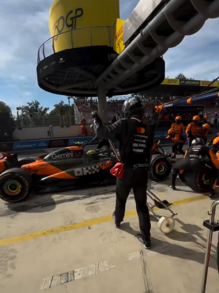 Lando Norris' pit stop #f1 #landonorris #mclarenf1 #italiangp #monzagp 