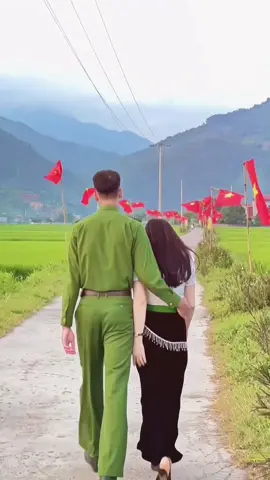 Từ khii có anh, anh là niềm an ủi lớn nhất của cuộc đời em! Cảm ơn anh vì đã suất hiện đúng lúc em cần anh nhất @Quân👮🏻‍♀️ ❤️ #xinhngoanyeu #thinhhanhtiktok #thinhhanhxuhuong #xuhuong #fupシ 