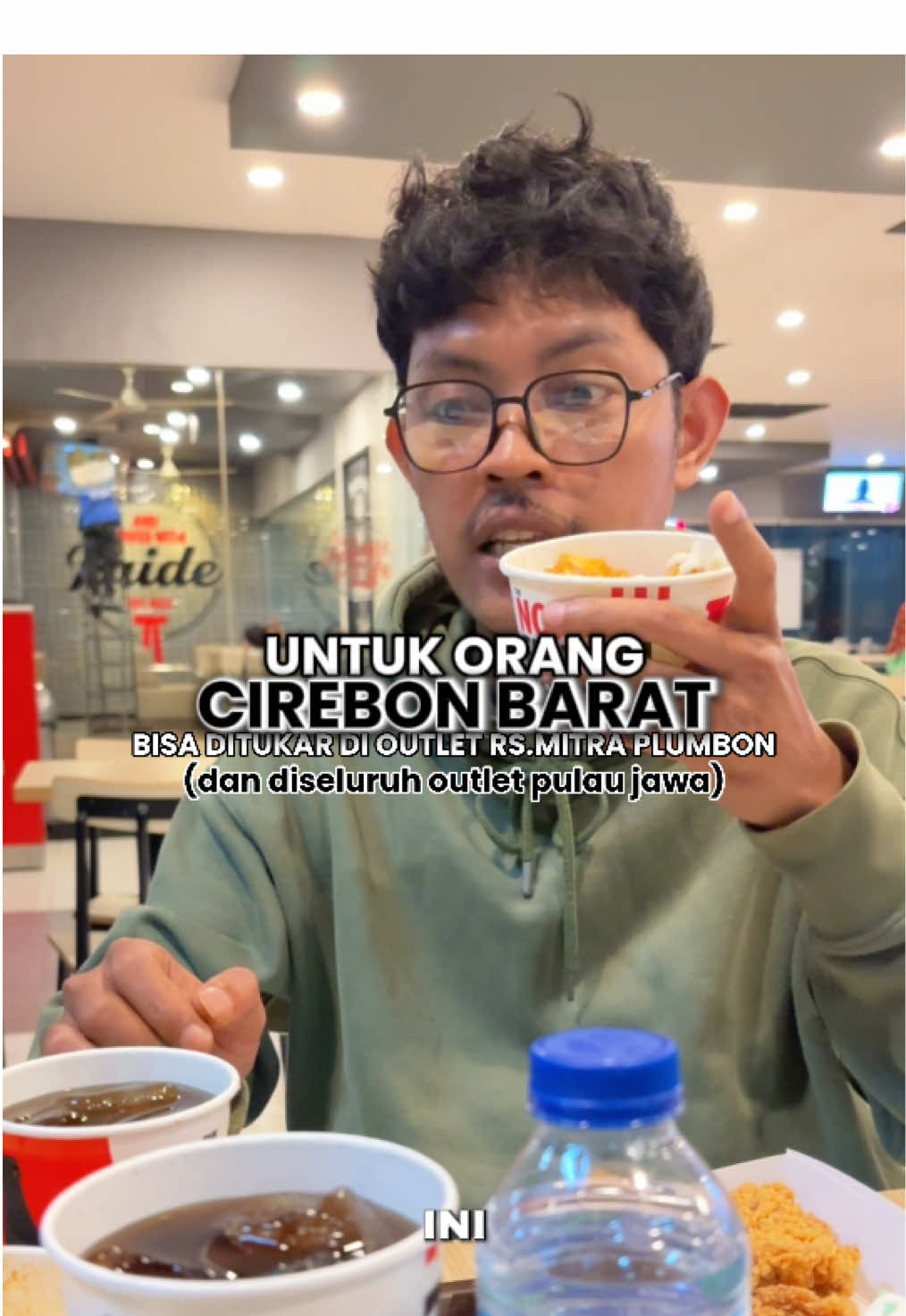 Voucher hemat KFC tiktok, bisa ditukar di RS.Mitra plumbon cirebon juga lho Klik tanda lokasi vidio ini, pilih menunya, klik beli dan tukarkan ke outlet KFC terdekat Karena selain di RS.Mitra plumbon juga, voucher ini bisa ditukar diseluruh outlet se pulau jawa. #GOAcademyDiningSep #KFC #kulinercirebon #vouchertiktok #cirebon 