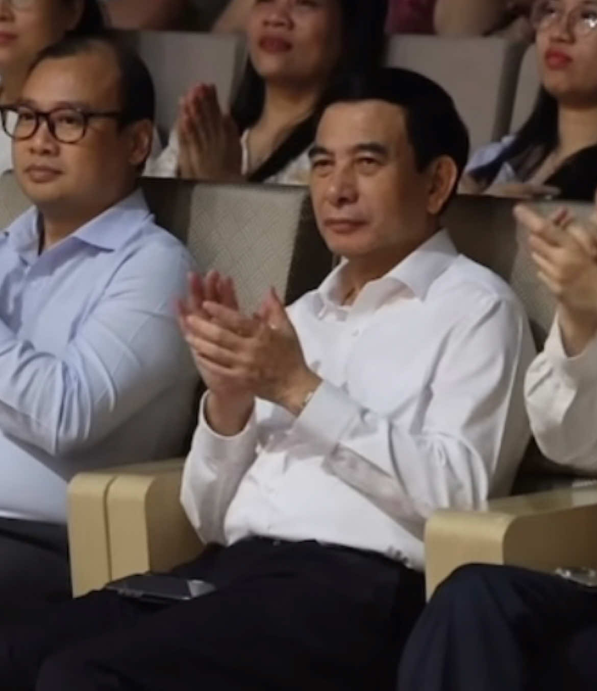 Giang tổng đi xem hoà nhạc. #phanvangiang #bodoicuho  #daituongphanvangiang #fyp  #PVG #qdndvn #bodoi #a80  #opera #Hoguom #hanoi #vn  #xuhuong #viral #viralvideo 