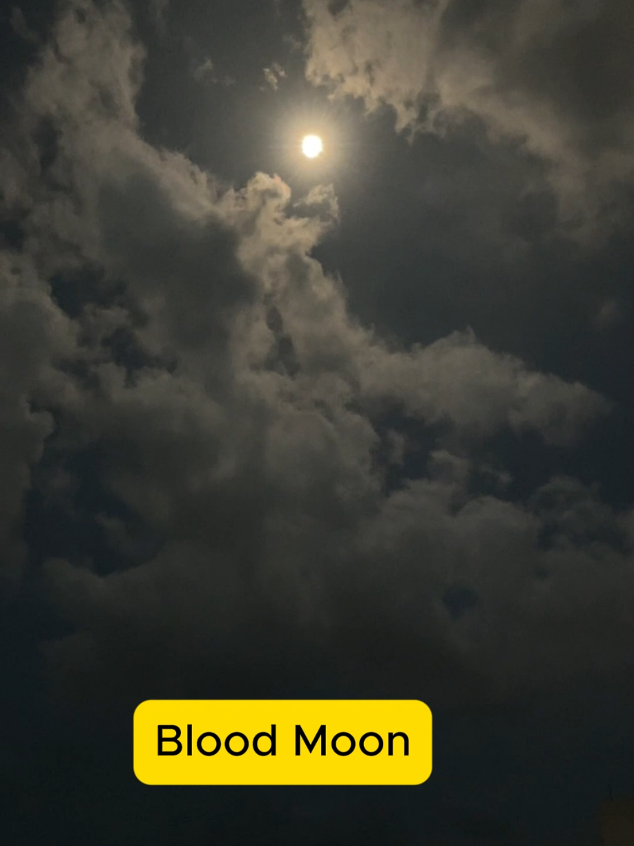 Blood Moon real time footage #bloodmoon #scarytiktoks #lunareclipse #solareclipse #uktiktoker 
