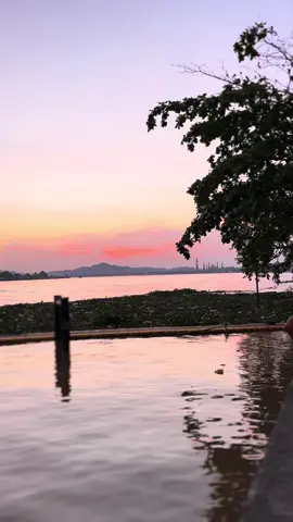 menyukai senja tidak harus memilikinya, cukup duduk diam dan nikmati keindahannya.