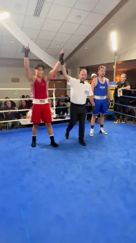 🥊 Faits saillants de notre gala à Saint-Elzéar 🥊 ✨ Branlee Te s’est illustré en grande finale avec une victoire par arrêt du médecin au premier round. Il demeure invaincu en 2 combats. 👏 Nouh Zidoune a quant à lui livré un très beau combat de démonstration pour sa première apparition avec le Club de boxe Saint-Hyacinthe. 🔥 Izad Nazirov a disputé un combat funboxe maîtrisé, démontrant toute son expérience et son contrôle dans le ring. Un grand merci à tous nos athlètes, aux organisateurs et à notre belle communauté qui nous soutient combat après combat 🙌💙 #CBSH #BoxeQuébécoise #SaintHyacinthe #Boxe @Anthony seyer 
