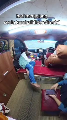 hari semakin larut ,saat nya berkumpul istirahat didalam mobil