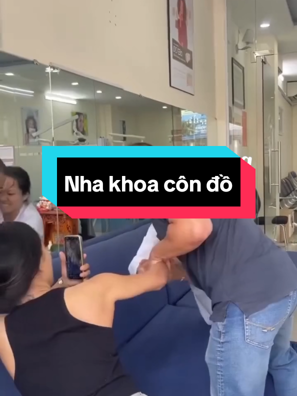 📌 Tóm tắt : Ngày 3/9, tại phòng khám nha khoa T.C ở quận Gò Vấp, một bác sĩ nữ trong áo blouse trắng đã tấn công khách hàng bằng gậy sắt, giật ngã xuống sàn, ném dép vào mặt và làm hỏng điện thoại. Clip được quay lại lan truyền mạnh trên mạng. Nạn nhân hiện điều trị tại bệnh viện, còn công an đã mời các bên liên quan lên làm việc. 👉 Vụ việc làm dấy lên tranh cãi lớn về đạo đức nghề y và sự an toàn của bệnh nhân khi đến nha khoa tư nhân. #BacSiNhaKhoaMMA #NhaSiDanhKhachHang #LamHuRangGioThoiConDo #Xuhuong #Hottrend 