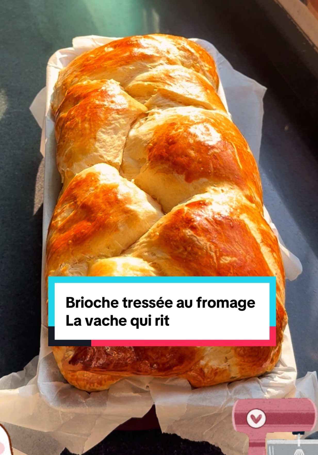 Réponse à @Drey🥰                             Brioche tressée au fromage la vachequirit  🌼700 de farine  🌼5 triangles de fromage lavachequirit 🌼100g de sucre  🌼100ml d’eau légèrement tiède  🌼 1e cuillère à soupe de miel 🍯  🌼2 œufs frais 🥚  🌼1 sachet de levure boulangère 11g  🌼2 sachets de sucre vanillé  🌼1/2 cuillère à café de sel 🧂.                                                  Essayez cette recette vous m’en direz des nouvelles … j’ai autorisé les collages , les duos et la possibilité de mettre en story cette vidéo ❤️❤️#briochetressée #madamelajonquille #yummyfood #cuisineivoirienne🇨🇮🇨🇮🇨🇮 #recetasfaciles 