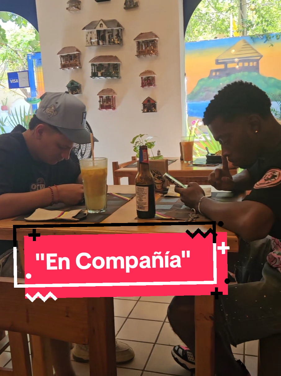 Vine a desayunar y es increíble ver cómo muchos vienen acompañados pero están perdidos en el celular 📱… mientras yo, que vine solo, ni con quién platicar. ☕🥐 A veces la compañía no está en la mesa, sino en la atención que damos. #Reflexión #VidaCotidiana #Desayuno #ConexionesReales #MomentosSimples