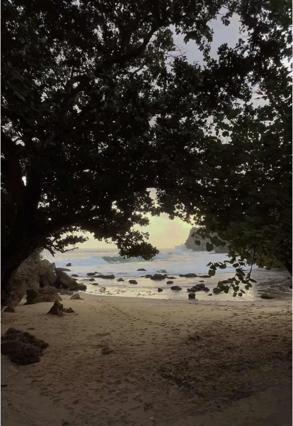 Salah satu pantai yang nyaman buat melamun dan diem aja, tanpa mikirin apapun 🌊🩵⛅️ 📍Pantai Ngetun  #pantaingetun #jogja #gunungkidul #beach #pantaiselatan #pantaijogja #fy 