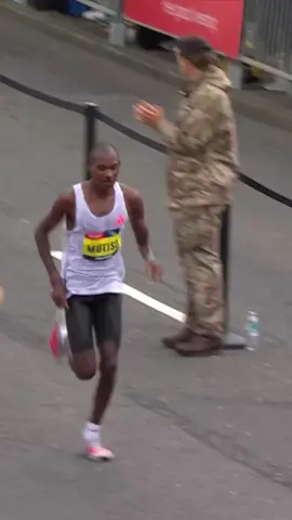 The winning moment! Alex Mutiso crosses the line with a time of 01:00:52 in the Elite Men’s race at the AJ Bell Great North Run 2025! 🙌 #GreatNorthRun #GNR 