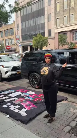 Cardi B, yakında çıkacak olan 'AM I THE DRAMA?' albümünü satmak için New York sokaklarına çıktı.