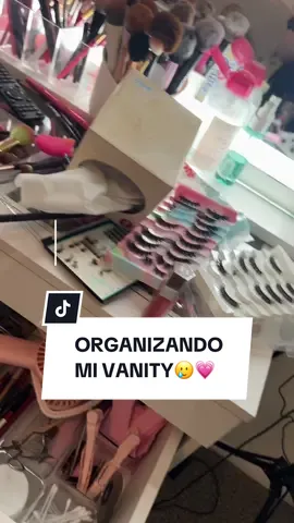 Organizando mi vanity desde cero💗 siento que las cosas se me estaban desordenando muy rápido, y por eso decidí organizar de una manera diferente🥰✨ me llevó como dos horas y media, pero me gustó el resultado!! #vanity #makeuporganization #vanitymakeup #byivanadianela #organizandomaquillaje💖 