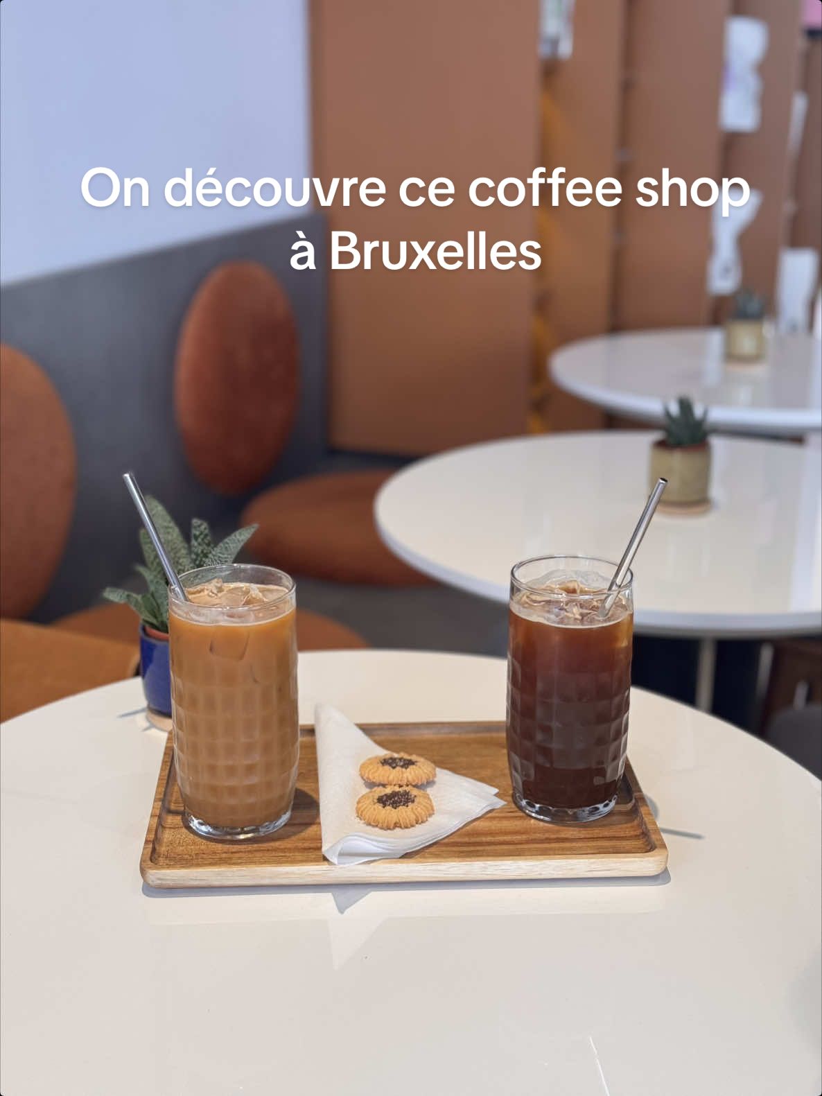 Comme je passe ma vie à tester des adresses, autant t’en faire profiter !  Aujourd’hui on va voir Shake and Brews, ouvert depuis 3 mois ce coffee shop qui se transforme en bar à cocktails le soir m’a séduite !  Le café était excellent, le personnel sympa et la déco cocooning.  Je donne 8/10 ! ( moins 2 points car la food elle ne vend pas du rêve, mais le café est dingue !)  📍Shakes and Brews  Chaussée de Waterloo 509  Ixelles  #coffee #coffeetiktok #bruxelles 