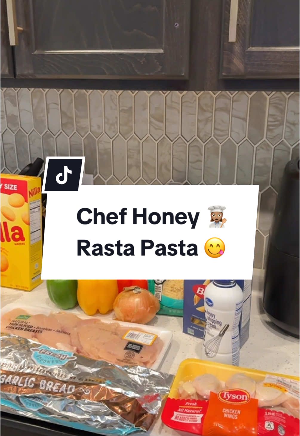 Call me an Alfredo warrior honey because my spin on the Rasta Pasta is 10/10 👩🏽‍🍳 #rastapasta #rastapastarecipe #cookwithme #chefhoney #homemade #alfredo #alfredosauce #alfredosaucerecipe 