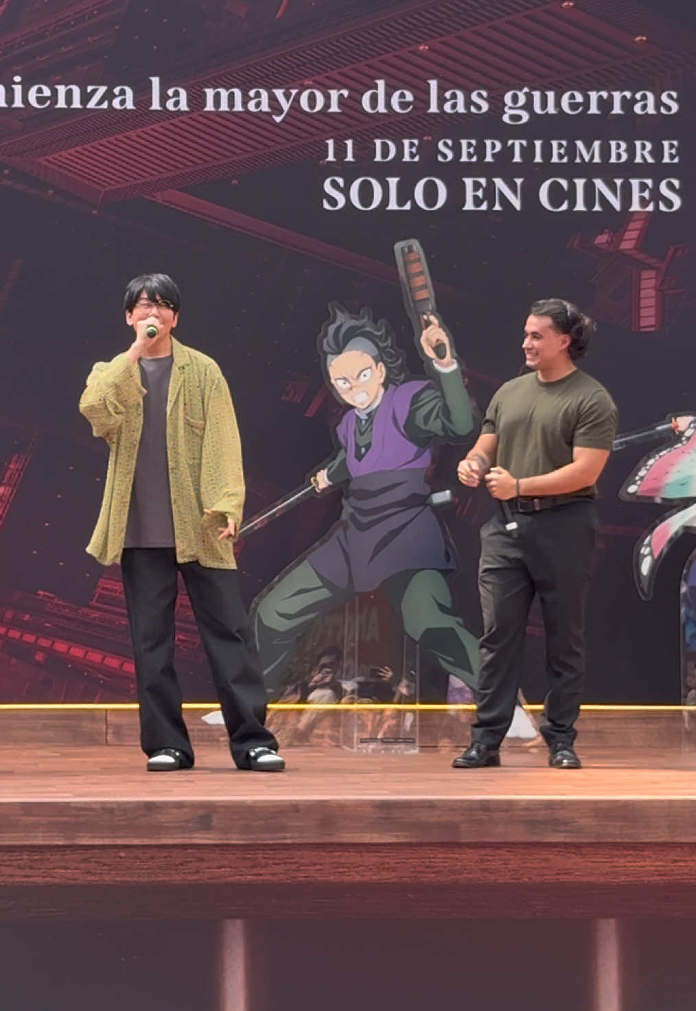 ¿Qué es mejor que un Tanjiro Kamado? Pues dos Tanjiros Kamados 🔥 Natsuri Hanae e @Iván Bastidas Morale se encontraron en la premier de “Demon Slayer:Castillo Infinito” en CDMX y se rifaron este MOMENTAZO 👹  #fyp #kimetsunoyaiba #anime #demonslayer #tanjiro
