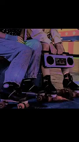 ✨ “Big in Japan” no solo es un clásico de los 80, es un himno sobre los sueños de grandeza y la ilusión de ser alguien importante en otro lugar. Habla de escapar, reinventarse y creer que, aunque aquí no brillemos, en algún rincón del mundo podemos ser estrellas. 🌏🎶 #foryoupage #mundo #tiktokhazmeviral #fypシ゚ #fyppppppppppppppppppppppp 
