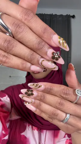 I can confidently say I ate that🤭 #fallnails #goldnailinspo #creativenails #blackgirltok 