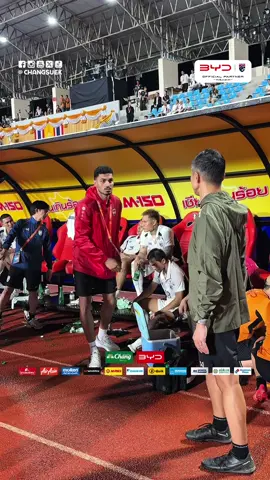 แข้งอิรัก 🇮🇶 นำโดน เรบิน ซูลากา เดินมาดูอาการ ชนาธิป พร้อมจับมือกับนักเตะไทย 🤝 #ทีมชาติไทย #ฟุตบอลไทย #KingsCup #กาญจนบุรี #tiktokการกีฬา 