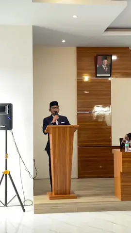 Saya selalu melakukan tes MIC atau cek sound terlebih dahulu sebelum memulai acara. Namun, bukan dengan cara mengetuk mikrofon, mengucapkan “tes… tes… satu, dua, tiga…”, atau sejenisnya. Sebaliknya, saya lebih memilih langsung menyapa para tamu undangan dengan ramah serta menyampaikan beberapa informasi pembuka.  Cara ini tidak hanya memastikan suara terdengar jelas, tetapi juga menghadirkan suasana yang hangat dan berkesan sejak awal acara. #wedding #mc #mcwedding #mcakadnikah #mcformal        
