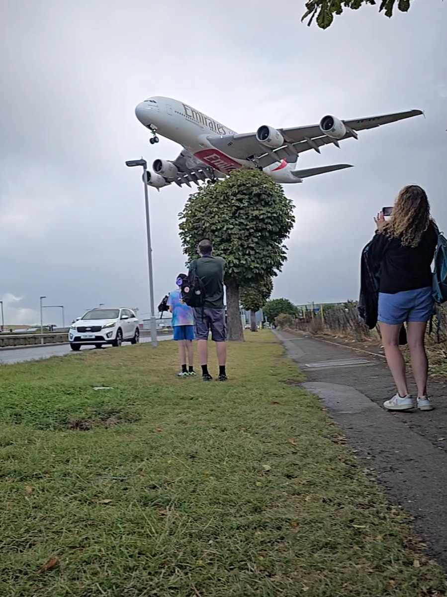 The kind of scene that feels straight out of a movie! 😱🛬...  #emirates #airbus #airbusa380 
