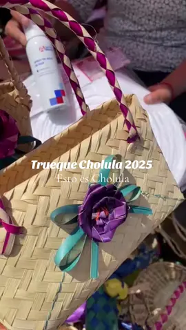Paola nos compartió su experiencia en el tradicional trueque de San Pedro Cholula 2025 y expresó sentirse muy contenta de poder participar en esta tradición milenaria. Contó que este año tuvo la oportunidad de intercambiar, agua salina  y lámparas decorativas nuevas, por bolsas de palma tejidas a mano, un ejemplo de cómo este encuentro mantiene vivo el valor del intercambio y la unión entre comunidades.
