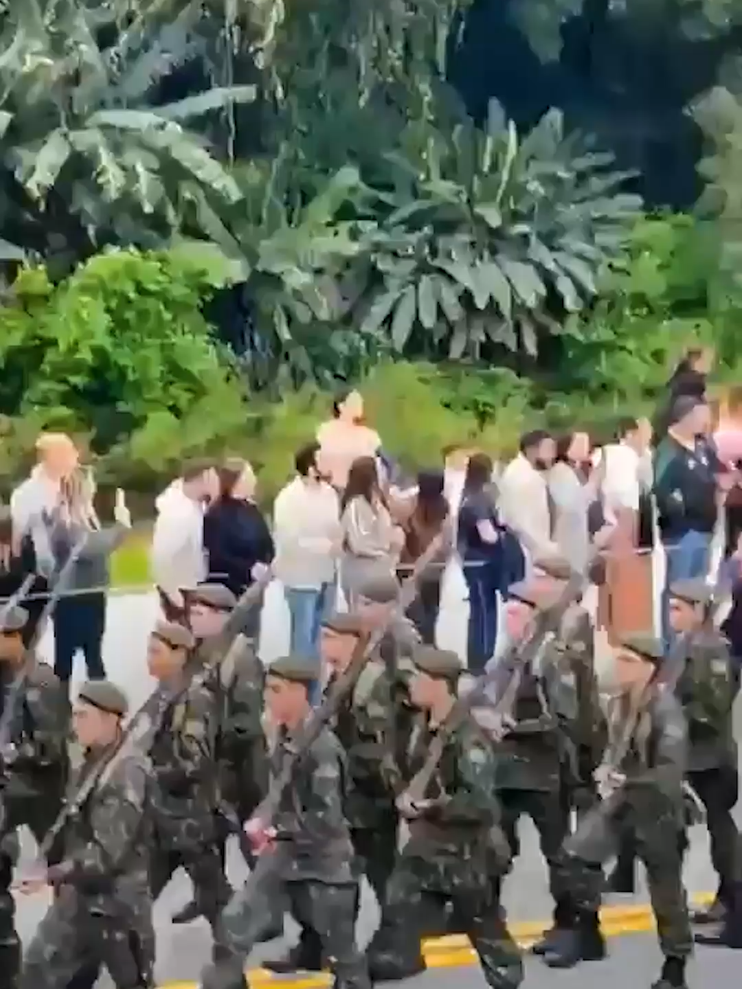 Um jipe militar desgovernado atropelou ao menos quatro pessoas que acompanhavam o desfile de 7 de Setembro em Brusque, em Santa Catarina. Entre as vítimas, está uma idosa e uma mulher que estava com um bebê no colo. Em nota, a prefeitura de Brusque informou que uma idosa de 75 anos sofreu fratura em um dos tornozelos e suspeita de lesão na coluna. Já a outra mulher, de 37 anos, que segurava uma criança de colo, foi conduzida ao hospital com ferimentos leves. A criança não se machucou. Uma terceira mulher recebeu atendimento no local, relatando dor nas mãos. Ele não foi levada ao hospital. O município informou também abriu um processo de apuração dos fatos 