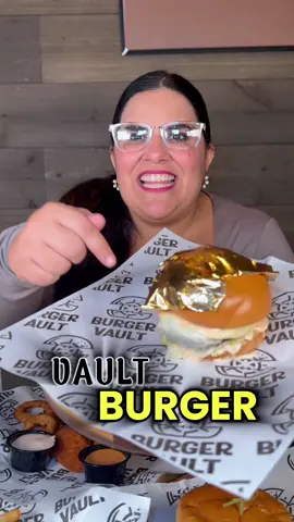 ✨ En @burgervaulttampa todo es 100% halal y lo mejor es que están abiertos hasta las 3 am todos los días 🤩🍔. El bacon que usan es de carne (¡sí, de carne!), y tienen opciones que de verdad sorprenden: desde la Wagyu Gold Burger con carne wagyu y pan dorado, hasta la Volcano Burger con su toque picante. 🔥 Para acompañar, no pueden faltar las Loaded Bacon Cheese Fries 🧀🥓🍟 y si quieres probar un poquito de todo, el sampler es perfecto para compartir. 📍Ubicados en Tampa, este es el spot ideal para matar el antojo a cualquier hora. #VaulBurger #TampaEats #HalalFood #TampaFoodies #LateNightEats   
