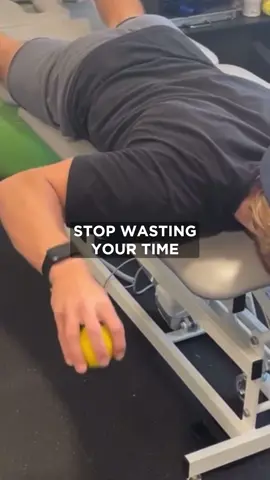You're doing your drop catches wrong 🙅 Most athletes cut the range of motion short, limiting shoulder loading and endurance gains. Here's the steps to do them correctly: 1️⃣ Let the ball fall for full range of motion. 2️⃣ Accelerate to catch it, then rip it back to the top. 3️⃣ Go until you gas out. If you can hit 100 reps, move up in weight (16oz/450g PlyoCare Ball ➡️ 25oz/700g PlyoCare Ball ➡️ 36oz/1kg PlyoCare Ball).