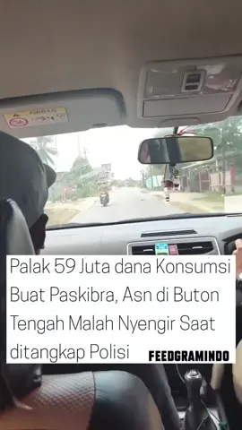 ASN Kesbangpol Buton Tengah Kena OTT Polisi Diduga Minta Fee Rp59 Juta di Dana Konsumsi Paskibra.  Kepala Bidang (Kabid) Kesatuan Bangsa dan Politik (Kesbangpol) Kabupaten Buton Tengah, Sulawesi Tenggara (Sultra) ditangkap usai kedapatan minta fee Rp59 juta pada penyedia jasa konsumsi dana Paskibra. Aparatur Sipil Negara (ASN) berinisial LMJ ditangkap Rabu (3/9/2025) setelah pihak kepolisian mendapatkan laporan dari masyarakat mengenai dugaan transaksi yang terjadi. Polres Buton Tengah pun lantas melakukan operasi tangkap tangan atau OTT.  Dalam video yang diterima media, tampak seorang pria yang masih menggunakan pakaian dinas diberhentikan pihak Reskrim Polres Buton Tengah. Terlihat Kasat Reskrim Polres Buton Tengah, AKP Busrol dan tim meminta pria tersebut membuka jok motor. Dalam jok motor Kabid Kesbangpol tersebut terdapat kantung berwarna hitam berisi sejumlah uang pecahan Rp50ribu dan Rp100ribu. Terlihat handphone terduga pelaku juga ikut diamankan sebagai barang bukti. Terduga pelaku kemudian terlihat dibawa menggunakan mobil ke Polres Buton Tengah untuk dilakukan pemeriksaan. Kasat Reskrim Polres Buton Tengah, AKP Busrol mengatakan anggaran Paskibraka 2025 untuk Kabupaten Buton Tengah sebanyak Rp700 juta. “Untuk tangkap tangan ini fokus pada satu item yakni makan dan minum, dengan anggaran Rp196 juta, dengan tangkap tangan yang dilakukan ditemukan Rp59 juta lebih,” bebernya, Sabtu (6/9/2025). Kata dia, hingga saat ini pihaknya sudah memeriksa beberapa orang saksi. Terduga pelaku LMJ saat pemeriksaan tidak menampik soal fee tersebut.  Ia mengungkap aktivitas itu sepengetahuan Kepala Kesbangpol Buton Tengah. Serta rencananya uang tersebut akan diserahkan pada Kepala Badan Kesbangpol Buton Tengah. “Atas perlakukannya terduga pelaku terancam minimal 4 tahun dan maksimal 15 tahun penjara,” tutupnya. Selengkapnya : https://sultra.tribunnews.com/buton/81113/asn-kesbangpol-buton-tengah-kena-ott-polisi-diduga-minta-f .