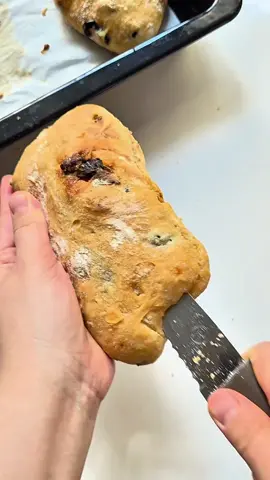 Sana market ekmeğini sonsuza kadar unutturacak tarif! 🫒🍅  Evde ciabatta ekmeği yapmanın en kolay ve en lezzetli yolu burada! Kuru domates ve zeytinle zenginleşen bu tarif, tek kapta hazırlanıyor ve sonuç… dışı çıtır, içi pamuk gibi bir efsane!  Malzemeler 600 gram un 500 gram su 6 gram kuru maya 50 gram zeytinyağı 1 tatlı kaşığı tuz 15-20 dilim kuru domates 3 - 4 yemek kaşığı dilim zeytin  Yapılışı  Su, yağ, maya, un ve tuz aynı kapta yoğrulur. 30 dakika mayalandırılır ve do ğranmış kuru domates, dilim zeytin eklenir. Tekrar yarım saat mayalandırılır. Ardından katlama işlemi yapılır. Bu işlem 1.5 saatlik maya süresince devam eder. Bu sürenin sonunda  Mayalanmış kalıptan ekmek hamuru çıkartılır be dikdörtgen şeklinde kesilir. Bu tariften 8 büyük ekmek çıkıyor. Siz istediğiniz gibi küçültebilirsiniz. Dilimlenen ekmekler pişirilecek fırın tepsisine alınır ve 15 dakika mayalandırılır. Ardından 200 derece fırında 25 dakika pişirilir.  #ciabatta #food #foodphotography #lovefood #bread 
