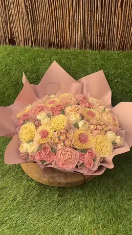 Un bouquet pour les yeux, un dessert pour l’âme #bouquetdecupcake #bouquetofflowers #cupcakedecorating #flowers #cupcakesparis 