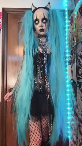 #miku#mikucosplay#hatsunemiku#clownmakeup#clown 