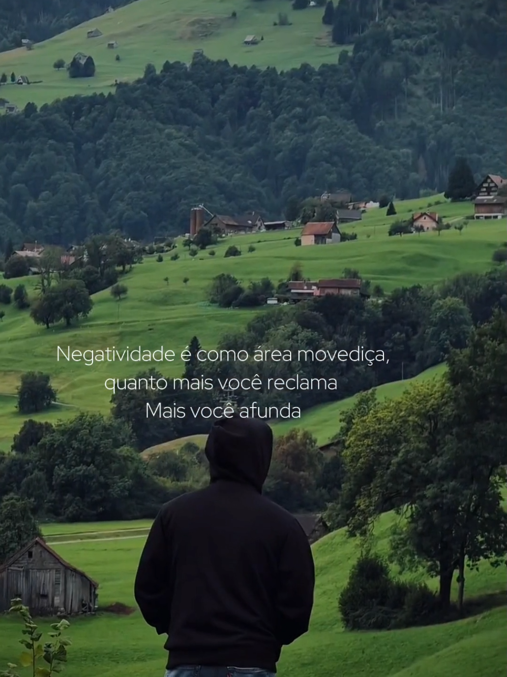 🌪️ Negatividade é como areia movediça: quanto mais você reclama, mais você afunda. Porque a reclamação não resolve, só aumenta o peso dentro do coração. A vida já é cheia de desafios, e se você gastar sua energia murmurando, vai perder a força que poderia estar usando para vencer. ✨ Troque a reclamação pela gratidão, a murmuração pela oração e a dúvida pela fé. Deus não nos chamou para viver presos, mas para caminhar firmes em terra sólida. Quem confia n’Ele não afunda, pelo contrário, é levantado todos os dias. 🙏 #LIVEIncentiveProgram #MyLIVEJourney #PaidPartnership 