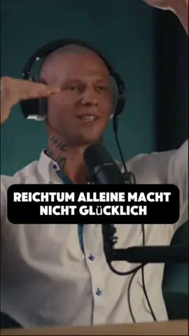 Was braucht ihr für ein entspanntes und glückliches Leben? 🤔💭🙌  Und warum Reichtum alleine nicht glücklich macht…! ⚙️ @{ungeskriptet} by Ben @Christian Zippel #weisheit #philosophie #erkenntnis #glücklichsein #mindset 