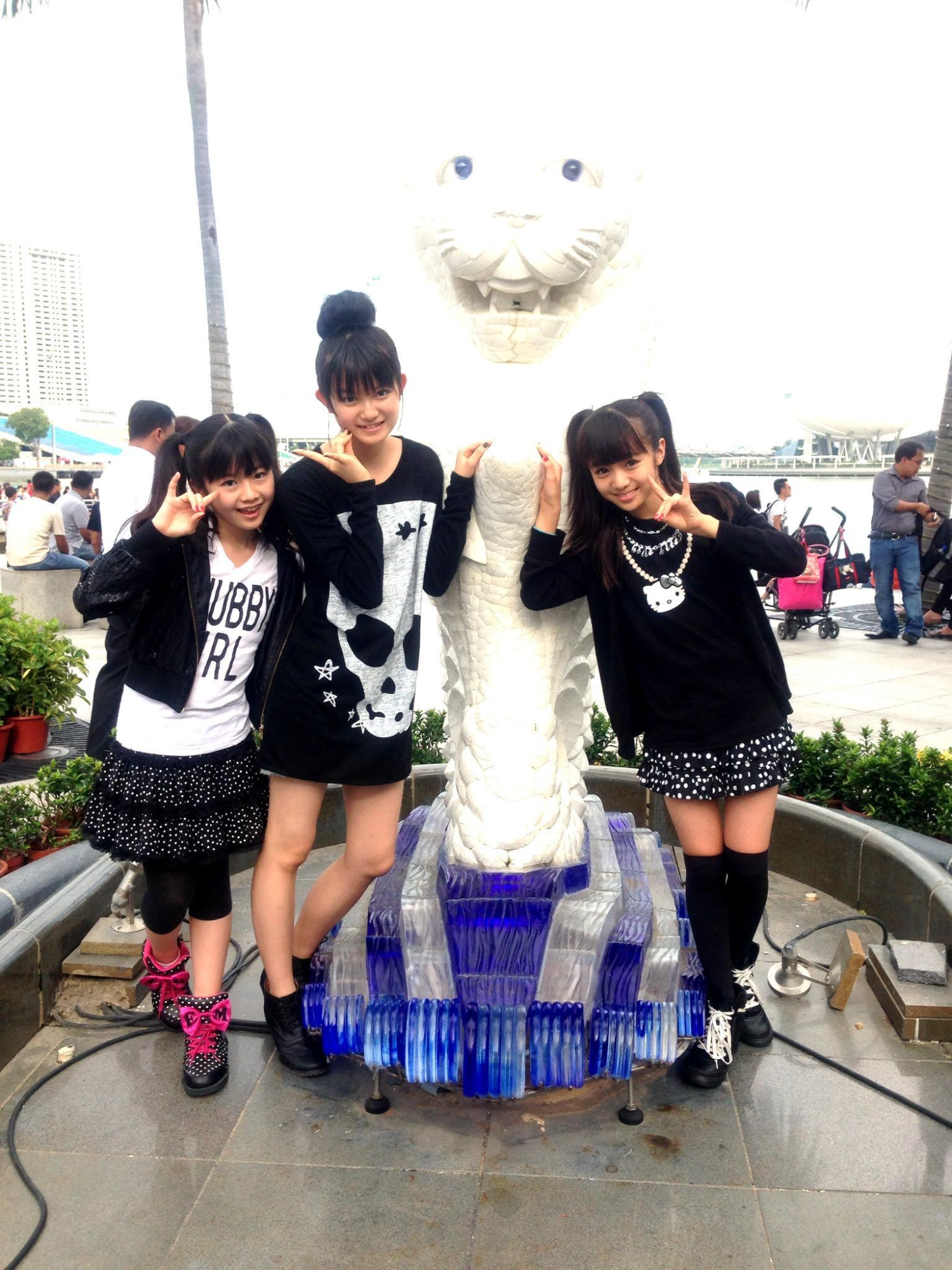 Mostrando um pouco das meninas visitando Singapura em 2012 #babymetal #sumetal #moametal #yuimetal