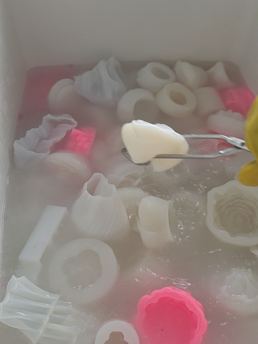 #giftideas #DIY #handmadegifts #soywax #gift najbardziej nie lubię czyści form silikonowych 🙈