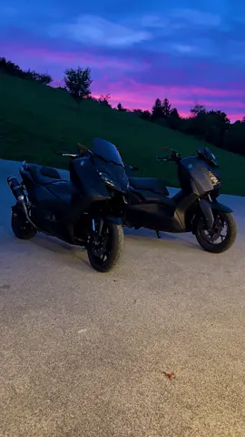 Tmax 560 & xmax 125#fypシ゚ #yamaha #viral #xmax #virale #parti #fyp #pourtoi #tmax560 #tmax #france #arab #marseille #xmax125 #repost 