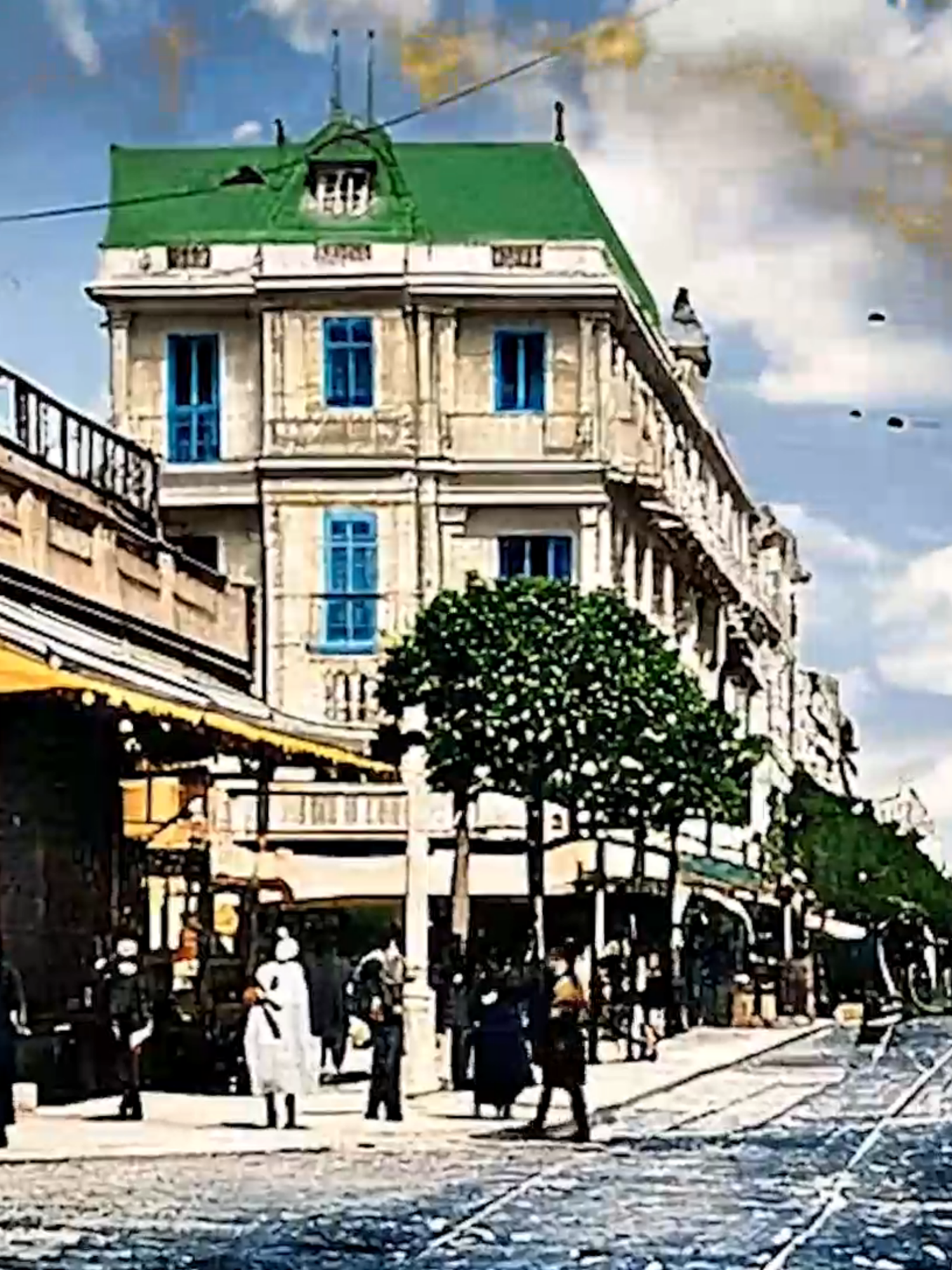 Cette photo en noir et blanc, prise en 1922, capte l’âme d’un Tunis d’autrefois, sur l’avenue de Paris au passage, aujourd’hui connue comme l’avenue de La Liberté. On y voit la vie s’écouler doucement, au rythme des tramways glissant sur les rails, tandis que des charrettes tirées par des chevaux avancent avec lenteur sur les pavés. Les immeubles majestueux, avec leurs balcons et leurs façades travaillées, racontent les histoires silencieuses de la ville. Les passants, vêtus à l’ancienne, semblent porter tout le poids et la douceur d’une époque révolue, où les rues étaient encore calmes et empreintes d’un charme désuet. À gauche, un petit groupe s’affaire devant un bâtiment, un peu comme une scène figée dans le temps. Chaque détail, de ces fils électriques suspendus au-dessus, aux silhouettes qui s’éloignent dans la perspective, évoque une époque empreinte de simplicité et de poésie, presque comme un souvenir fragile que l’on garde précieusement, bien avant le tumulte et les grandes transformations urbaines. C’est un témoignage tendre et mélancolique d’un quartier où la modernité débutait à pas mesurés.Tunis est ainsi, fourmillant de secrets et riche de mémoires plurielles.