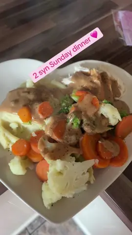 Not one for normally making a conventional roast dinner but I just really fancied a chicken dinner and it didn’t disappoint. 2 syns for my pepper sauce #sundaydinners #easysundaydinner #peppersauce #fyppppppppppppppppppppppp 