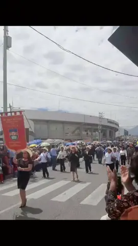 Martin Vizcarra en Moquegua. desfile. bicentenario. IE Simon Bolivar. Bebito fiu fiuuu 🤣🤣  #martinvizcarra #videoviral #paratiiiiiiiiiiiiiiiiiiiiiiiiiiiiiii #foryou #fyp 
