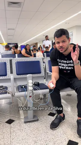 ⚠️🚨 Parece inocente, mas não é! Aquelas entradas USB do aeroporto podem esconder um verdadeiro chupa-cabra digital 👾 Conectou ali? Já era: seus dados, senhas e até acesso ao banco podem ser roubados! 💸🔓 👉 Use sempre a tomada normal, essa sim é segura 🔌✅ Proteja seus dados como protege sua bagagem 🎒✈️ #voocancelado #vooatrasado #overbooking 