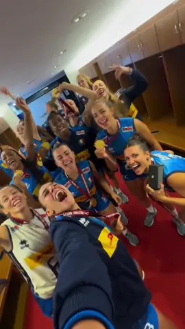CELEBRATION 🥇🇮🇹 No, per una volta non è tutto sbagliato 🏆🥹 #lanazionale #ètuttosbagliato #volleyball #pallavolo #wwch 
